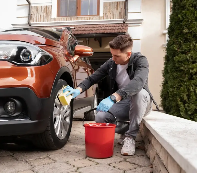 Lavage auto à domicile Dunet : professionnel intervenant sur un véhicule